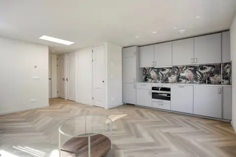 Appartement de deux chambres avec toit-terrasse privé, Nieuwe Laan, Amsterdam
