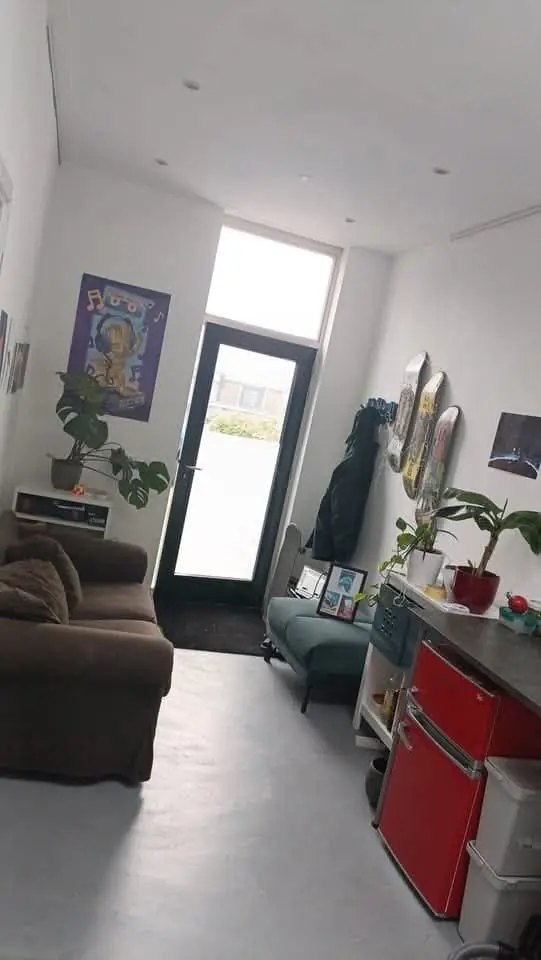 Image 2 of 6