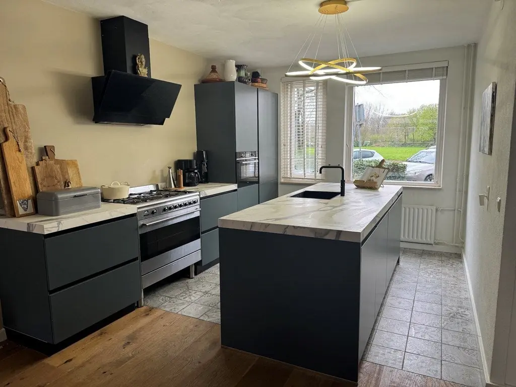 Image 2 of 18