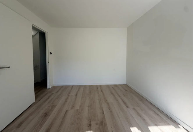 Image 4 of 10