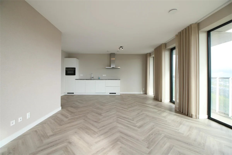 Image 2 of 8