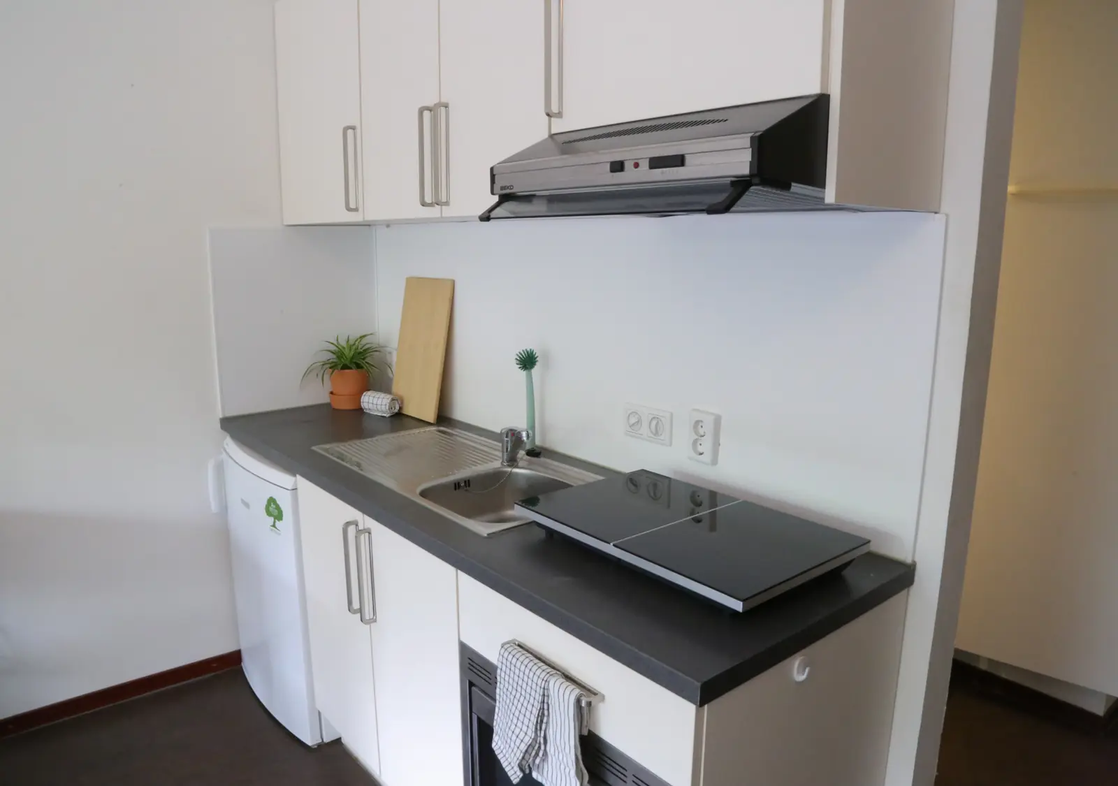Image 4 of 6