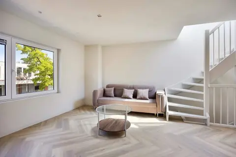 Renoviertes Apartment mit zwei Schlafzimmern und Dachterrasse, Nieuwe Laan, Amsterdam