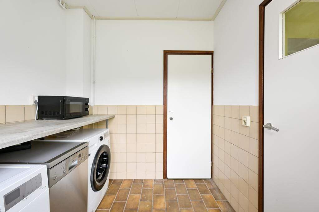 Image 10 of 32