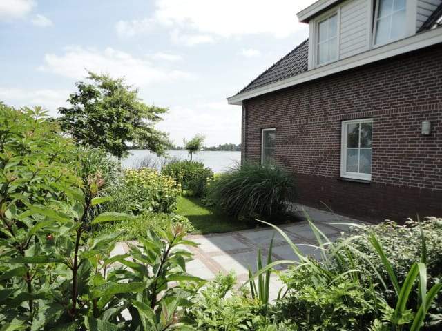 Bild 2 von 12