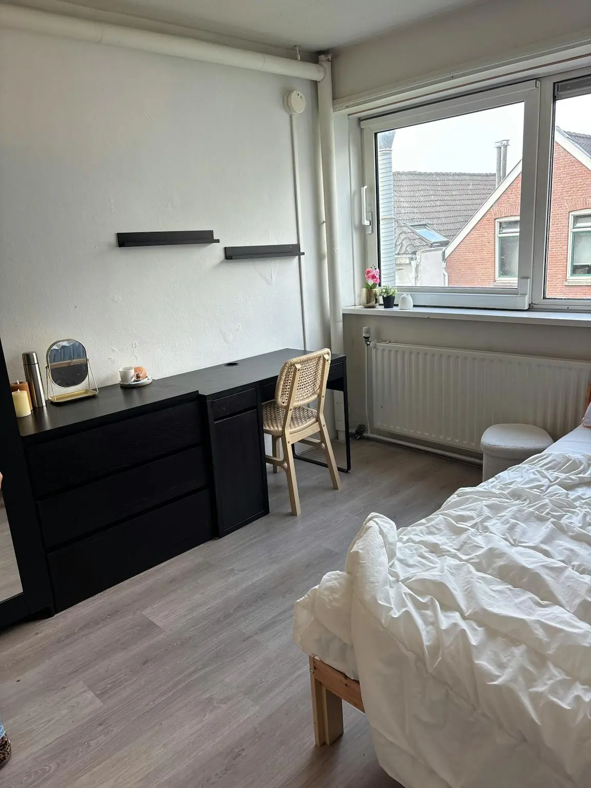 Image 2 of 27