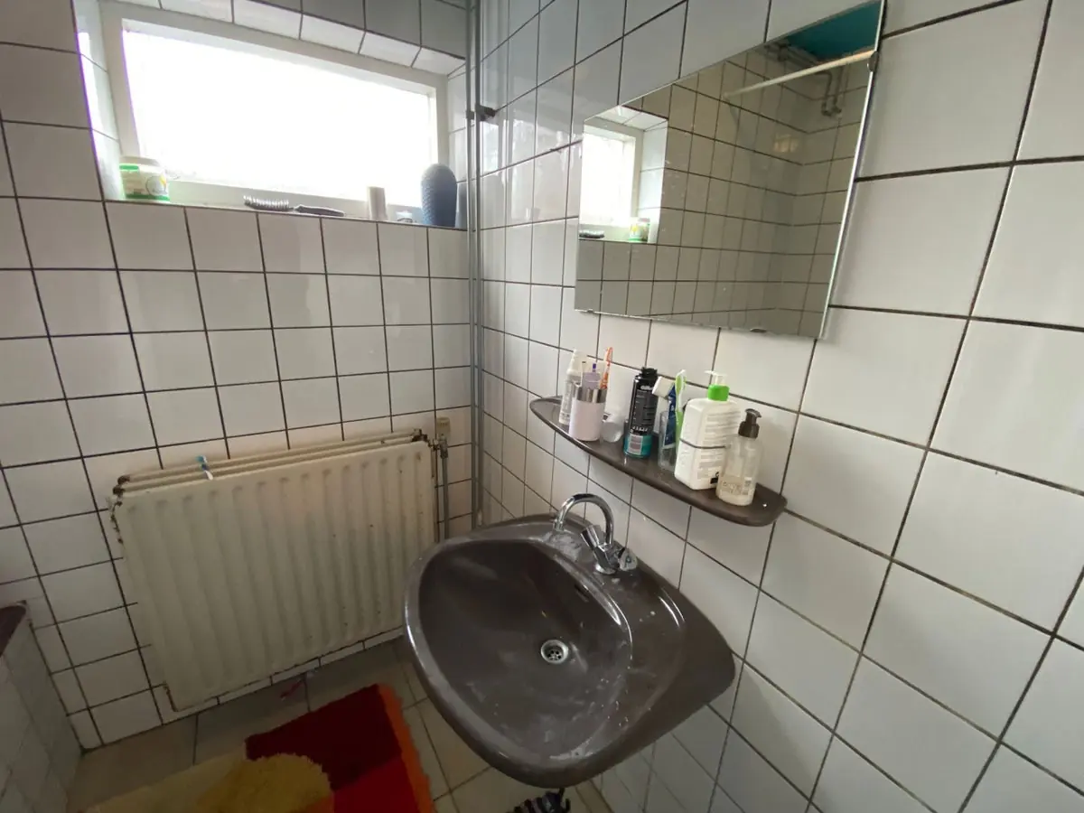 Image 4 of 8