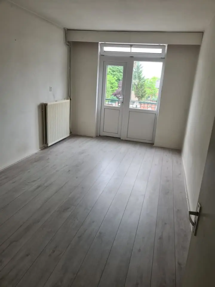 Image 1 of 6