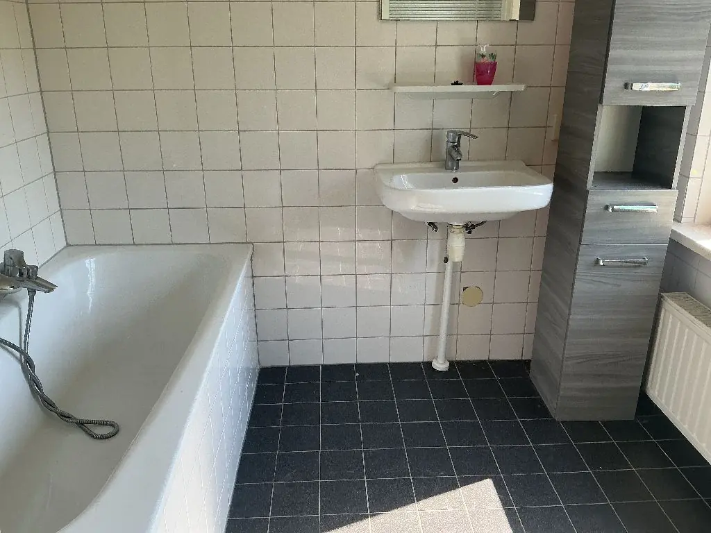 Image 2 of 6
