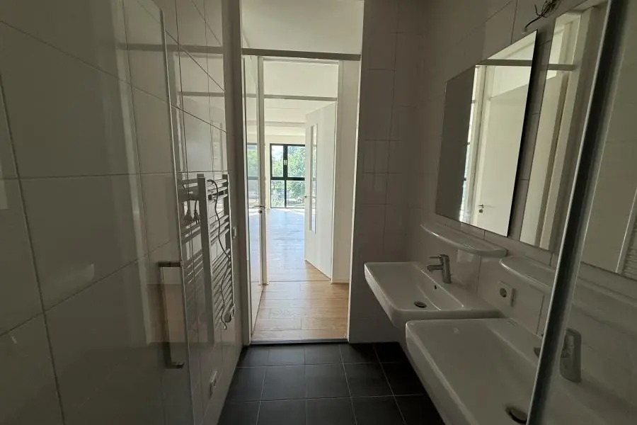 Image 2 of 20