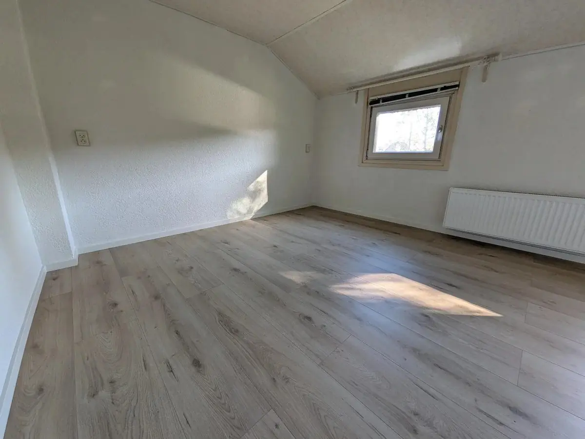 Image 4 of 9