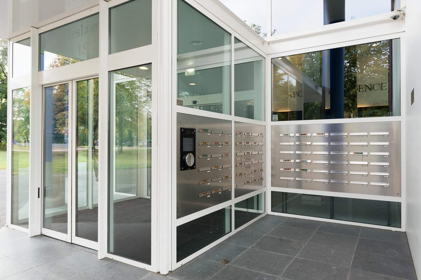 Bild 2 von 12