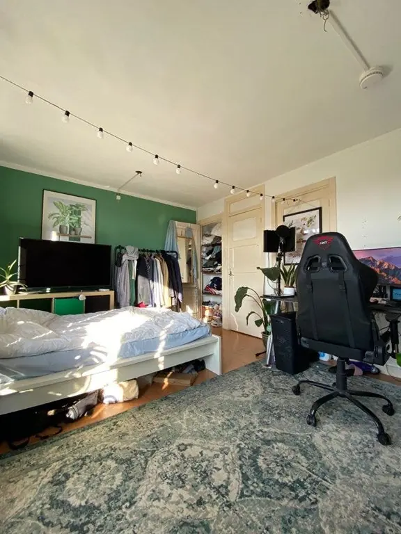 Image 2 of 8