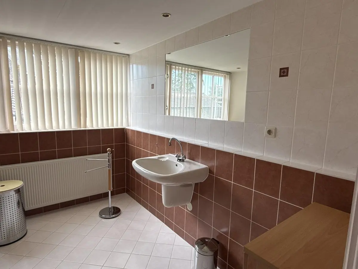 Image 16 of 27