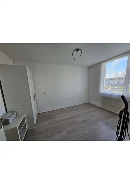 Image 4 of 8