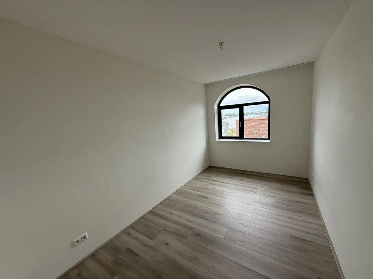 Image 4 of 15