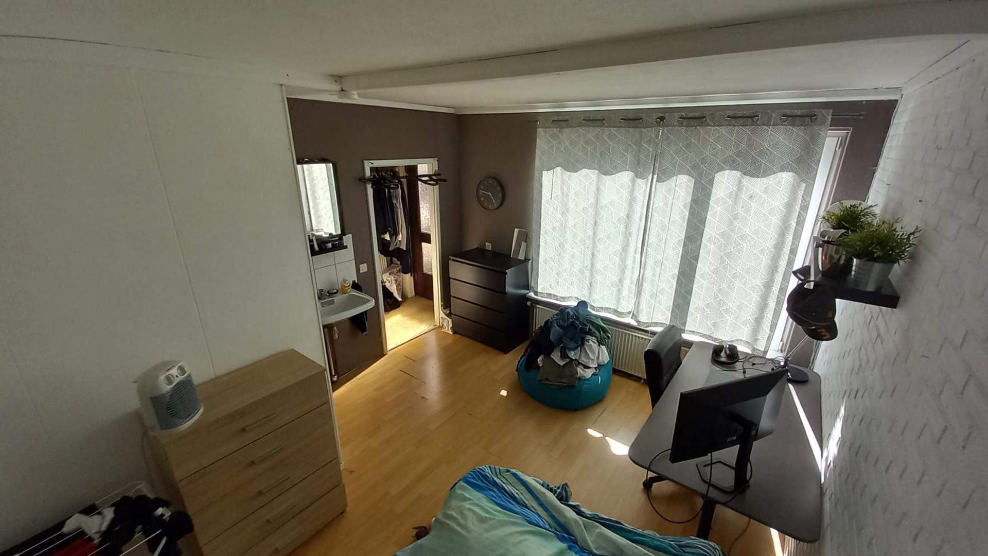 Image 3 of 6