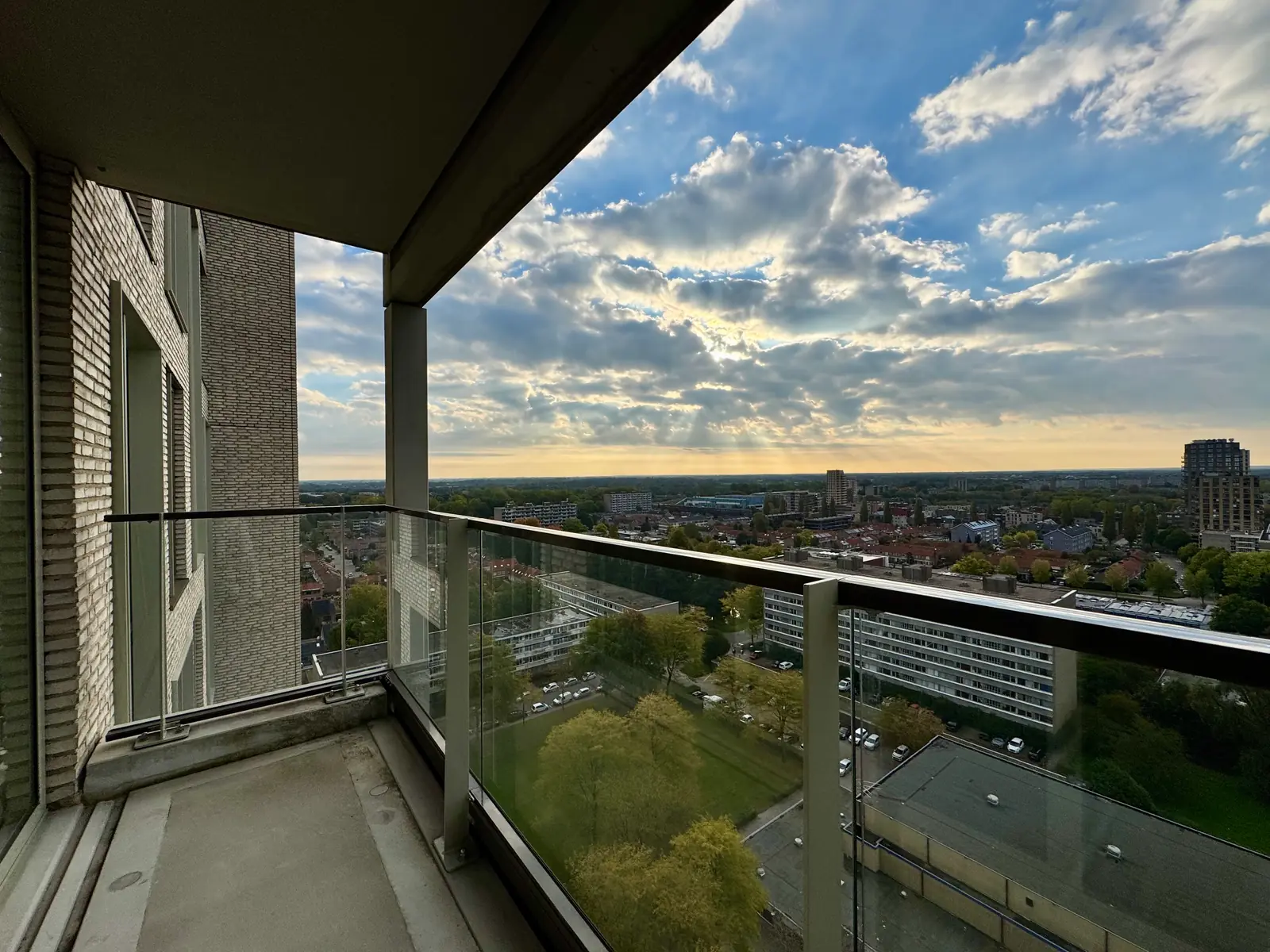 Image 10 of 32