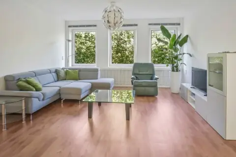 Gemeubileerd appartement met twee slaapkamers te huur aan de Van Nijenrodeweg, Amsterdam