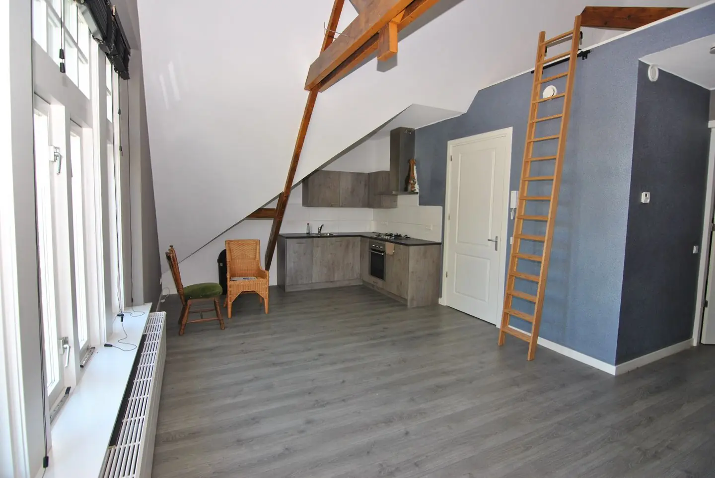 Image 4 of 9