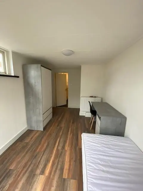 Image 2 of 6