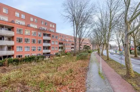 Apartamento de cuatro habitaciones con jardín en Geuzenveld, Ámsterdam