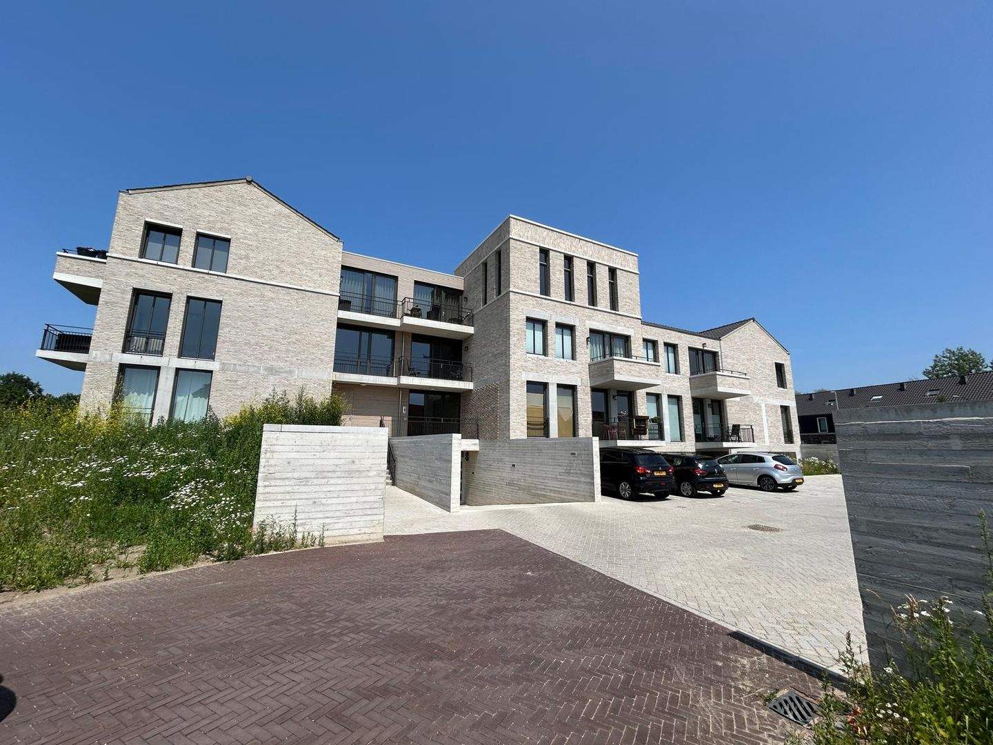 Bild 1 von 12