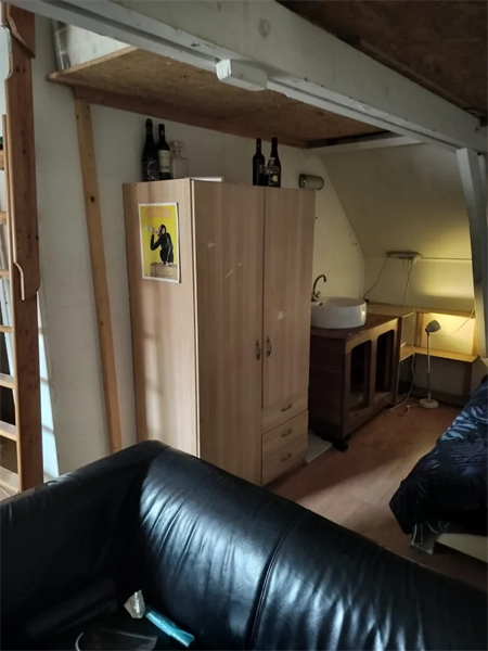 Image 2 of 6