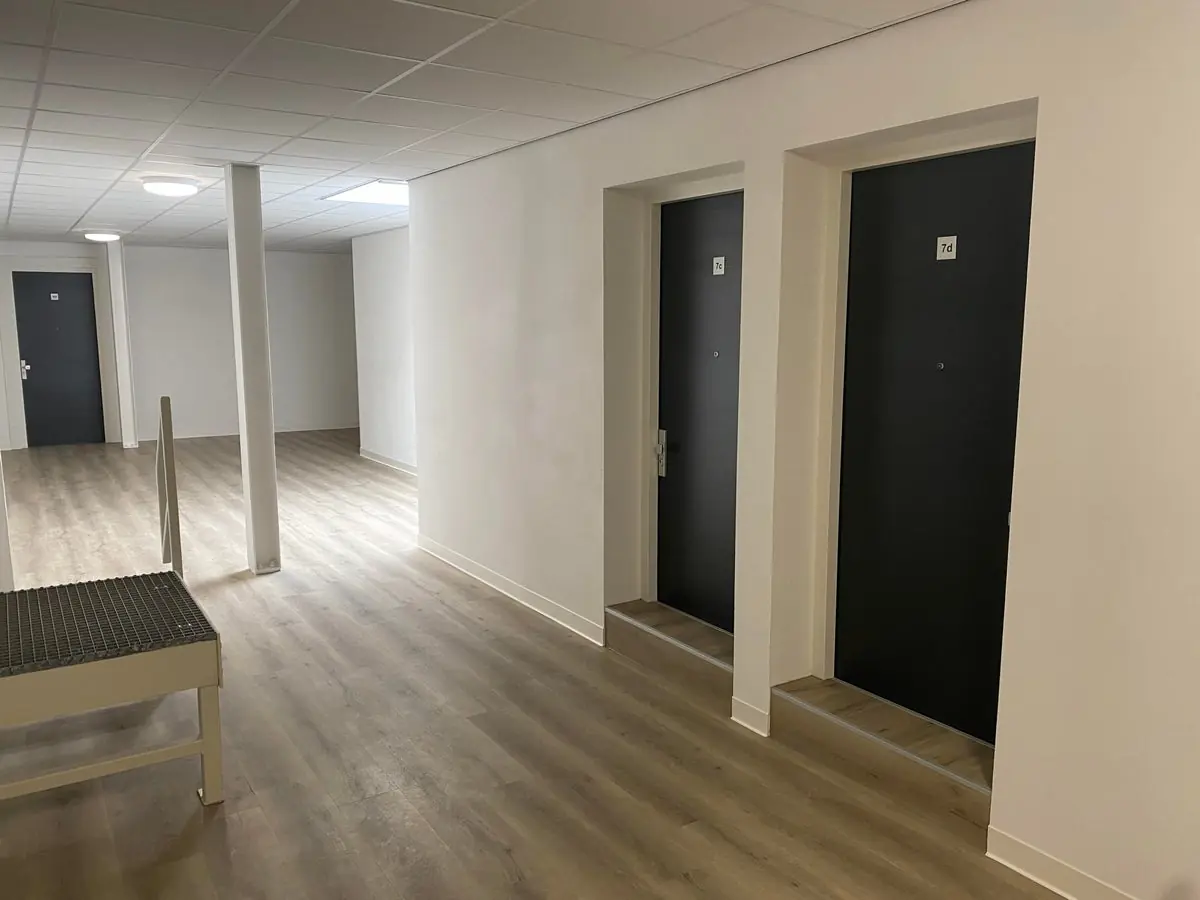 Image 2 of 25