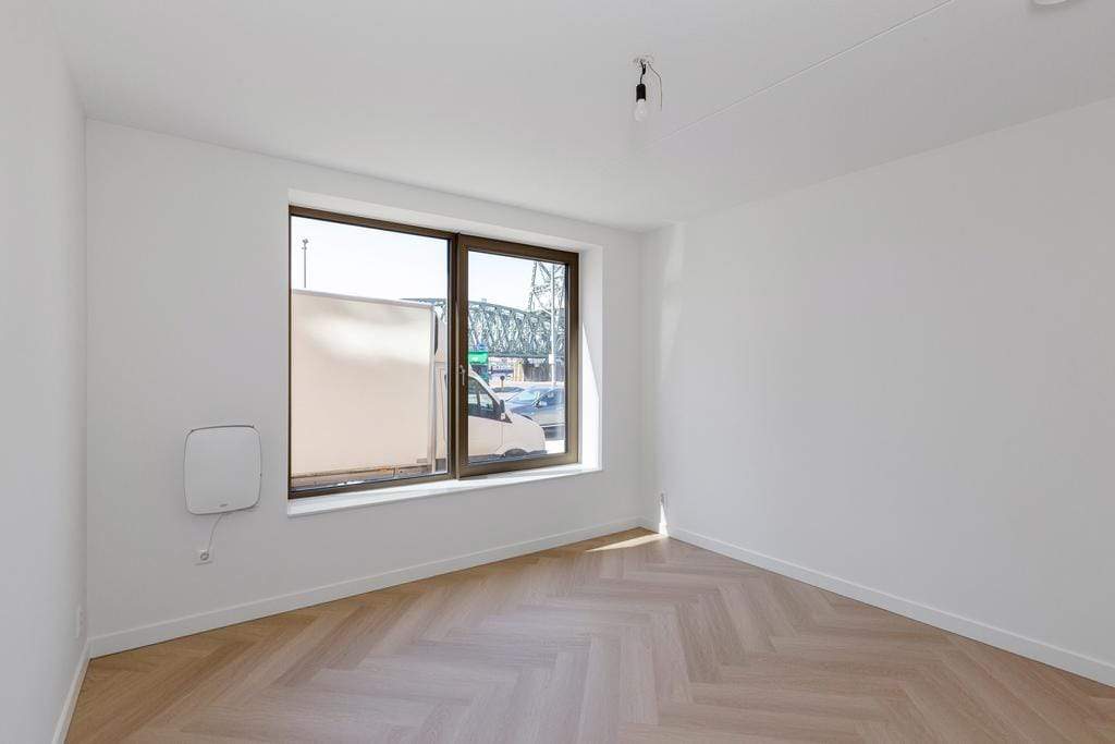Image 15 of 32