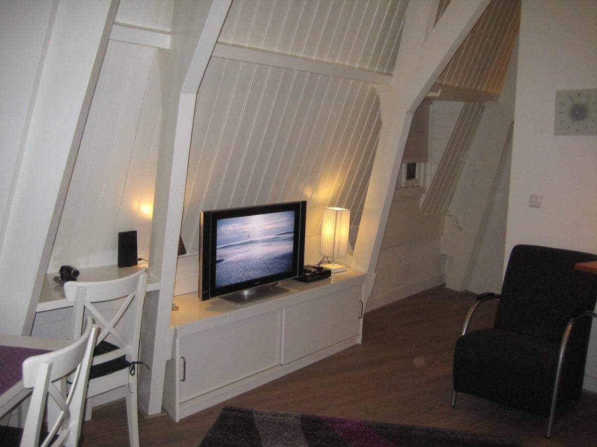 Image 2 of 8