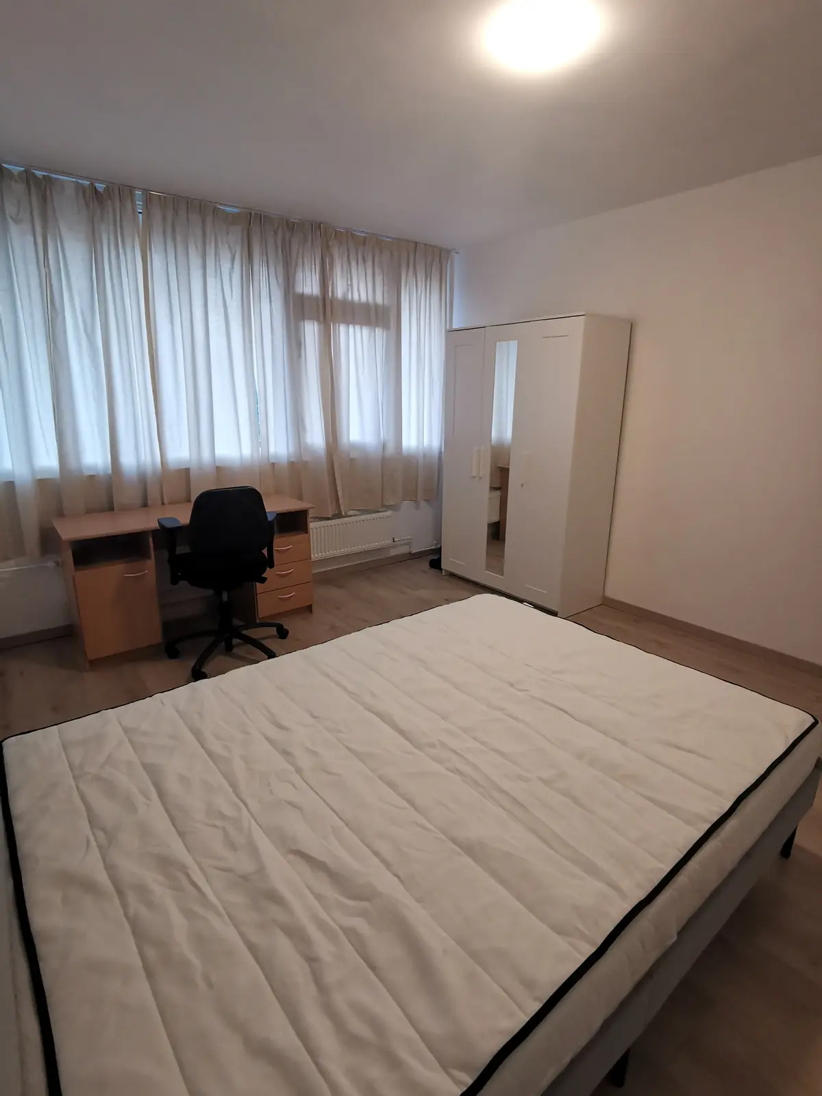 Image 4 of 7
