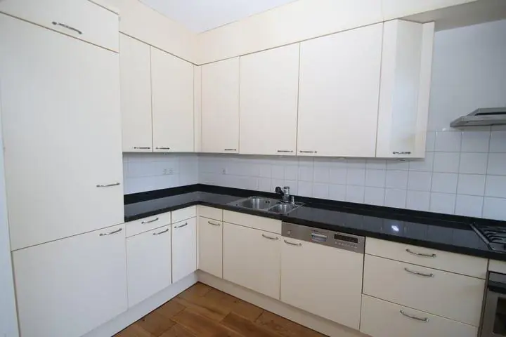 Image 4 of 16