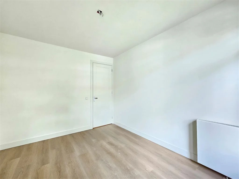 Image 4 of 6