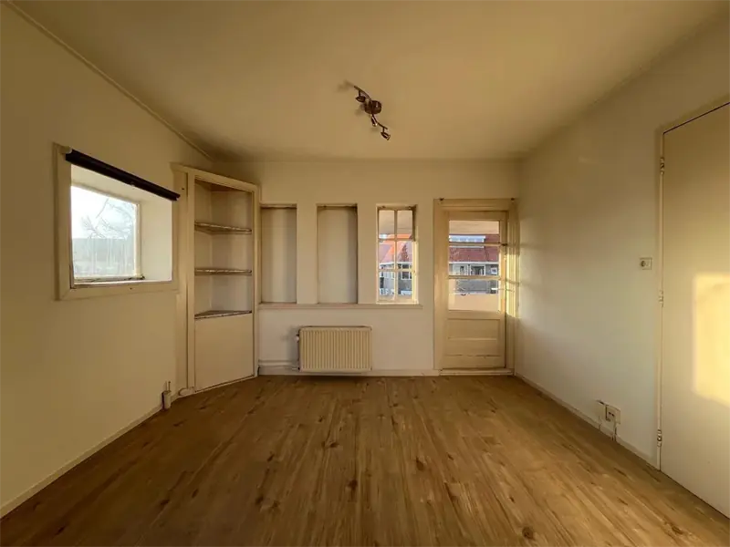 Image 2 of 7