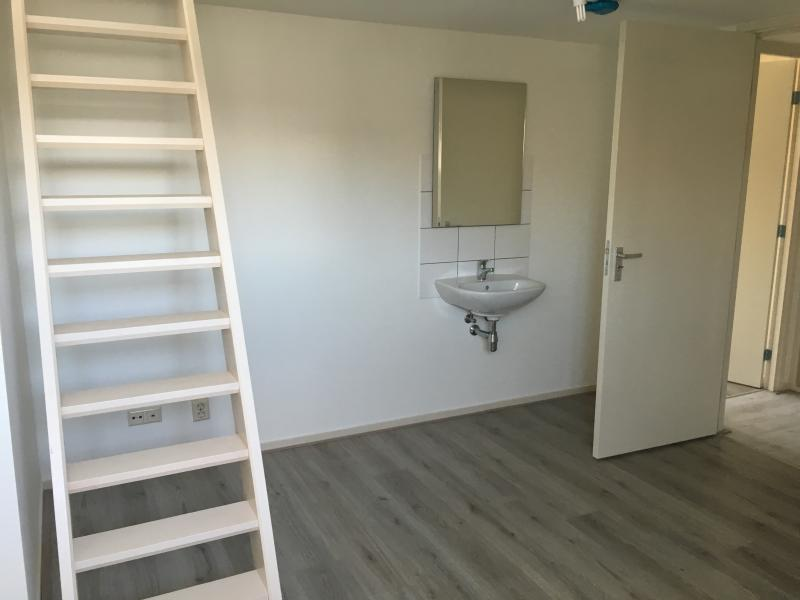Image 2 of 7