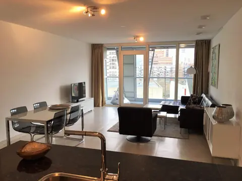 Gemeubileerd 2-kamerappartement met parkeerplaats aan het Kruisplein, Rotterdam