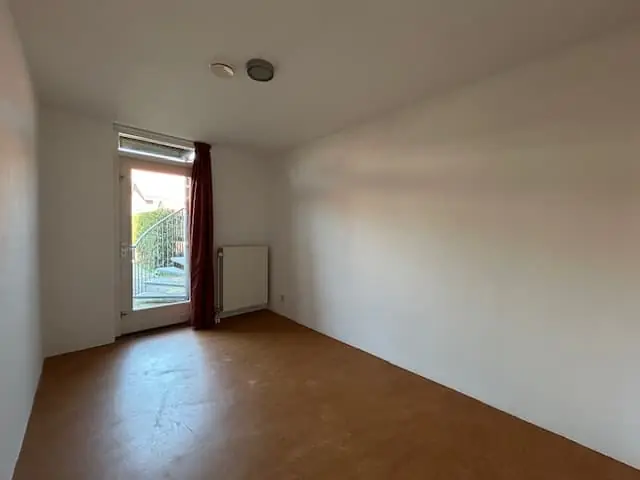 Image 4 of 8