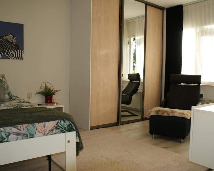 Image 3 of 4