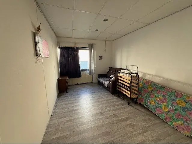 Image 2 of 6