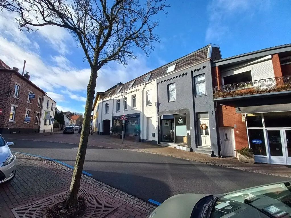 Image 2 of 28