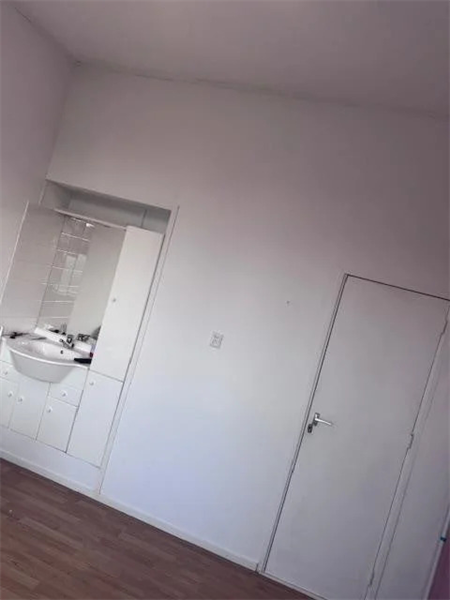 Image 3 of 3