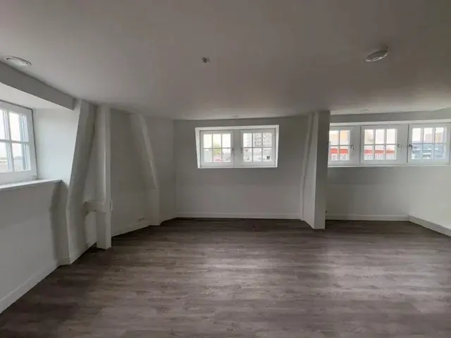 Image 4 of 18