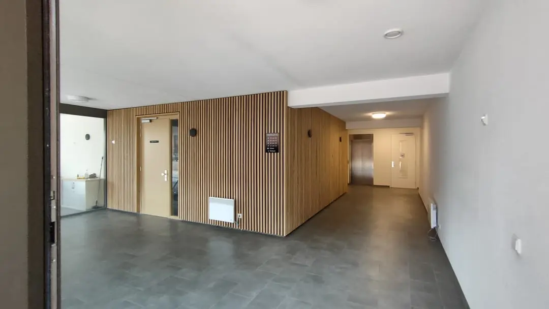 Image 2 of 6