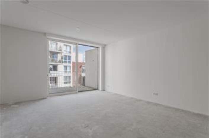 Image 2 of 8