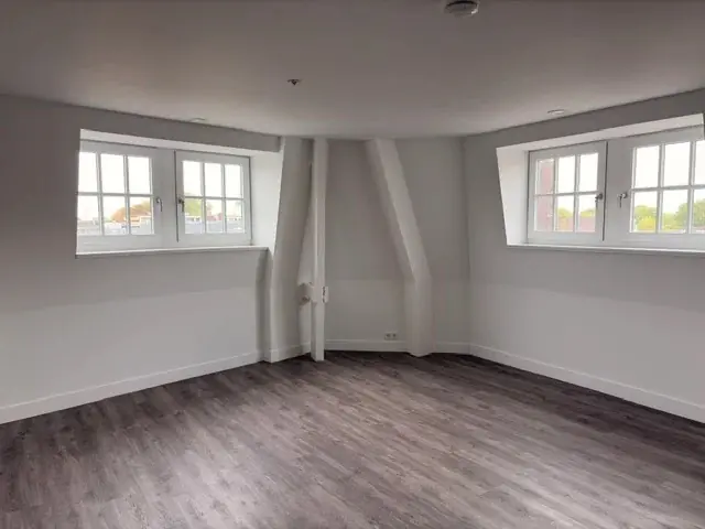 Image 7 of 18