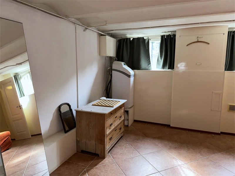 Image 2 of 24