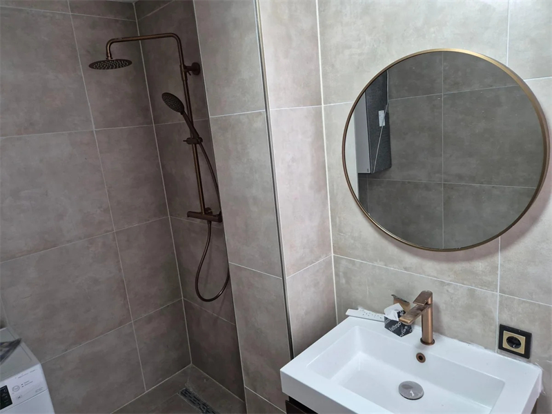 Image 4 of 6