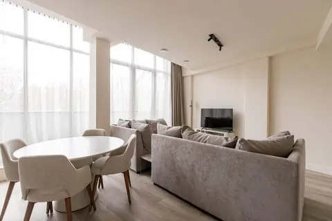 3-Slaapkamer Appartement aan Mathenesserlaan 210, Rotterdam - Kort Verblijf