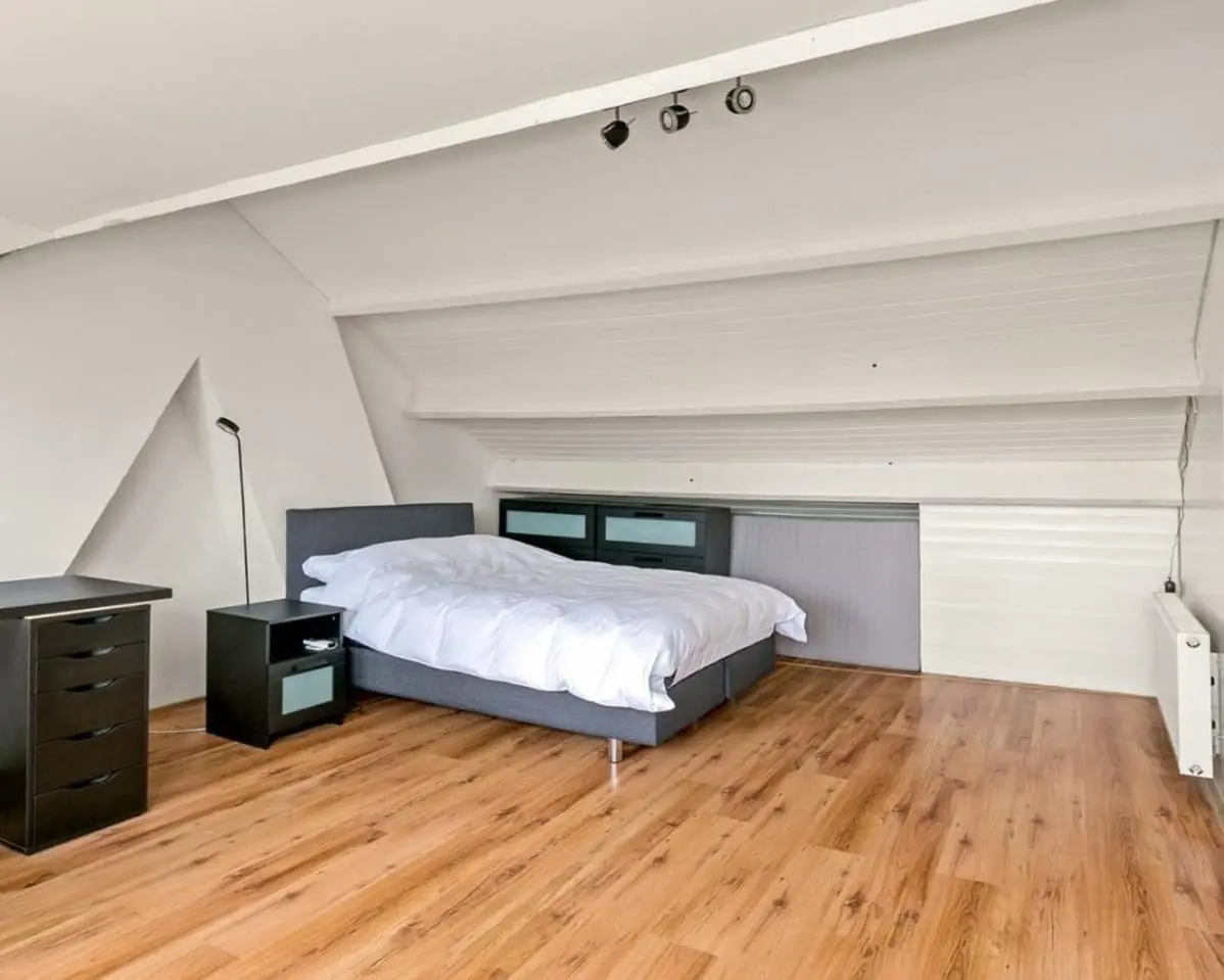 Image 2 of 10